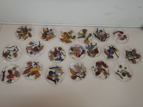 オーナメントづくりをする子ども (1)