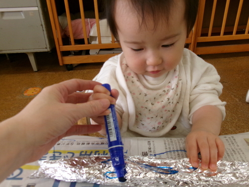 魚に模様を描いている様子 (1)