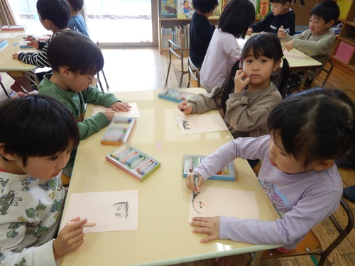 絵を描いている様子