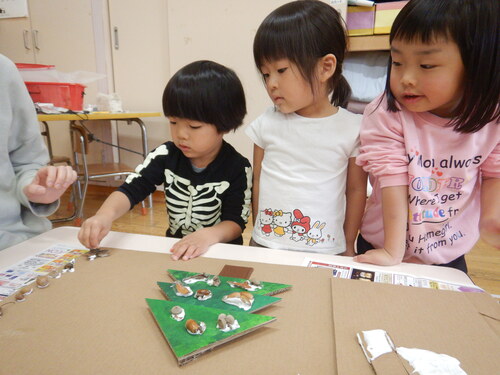 お礼作りをする子ども (1)