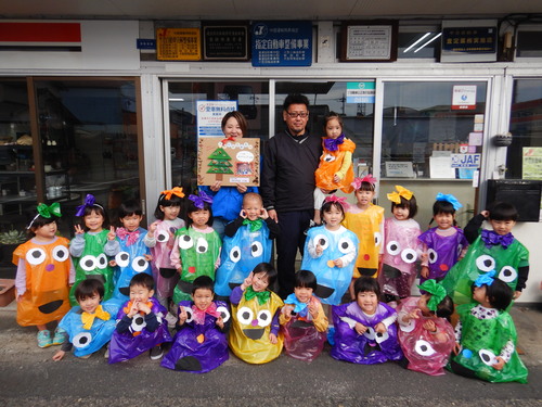 ハロウィンのお礼を渡す子ども (1)