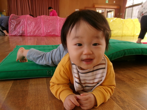 マットの山で遊んでいる