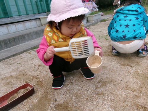 園庭遊びの様子 (2)