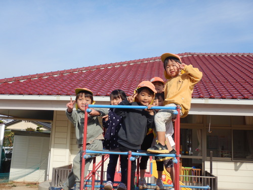 園庭で遊ぶ様子４