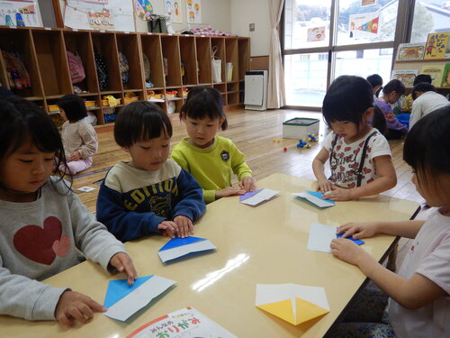 折り紙製作をする様子