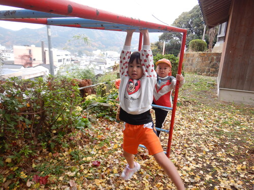 南の宮で遊ぶ子ども (1)