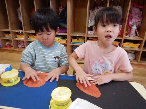 クリスマスの制作をする子ども (4)