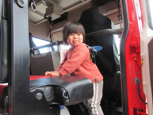 消防車に乗っている