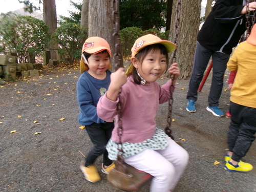 ブランコに乗っている様子２