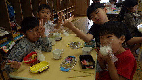 お弁当ごっこを楽しむ子ども (10)