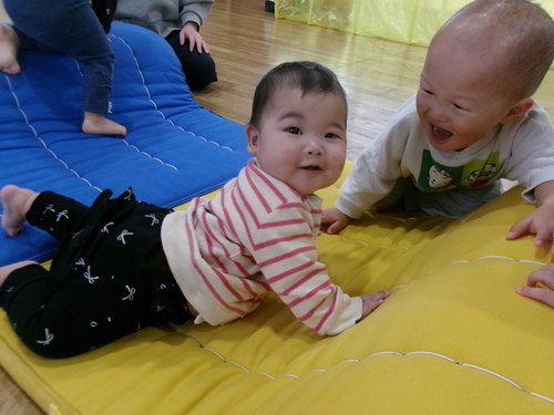 遊戯室で遊んでいる様子 (1)