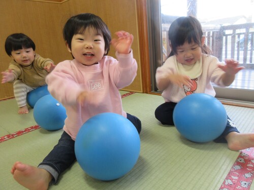 ボールで遊んでいる