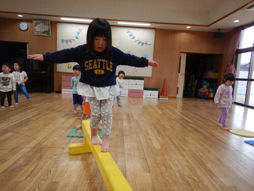 一本橋を渡る子ども (2)