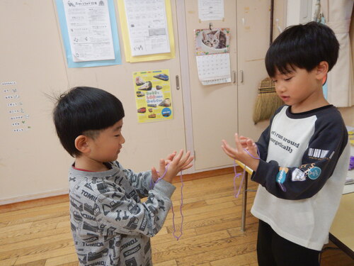 あやとりの練習をしている様子２