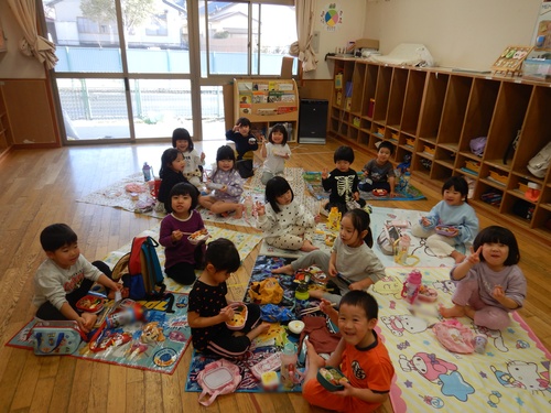 お弁当を食べる子ども (2)