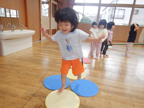 遊戯室で遊ぶ子ども (1)