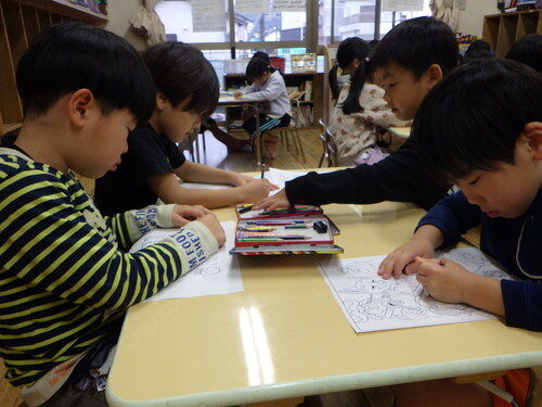 ぬりえを真剣 に取り組む子ども(3)