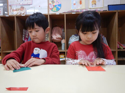 折り紙を折る様子