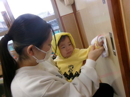 大掃除をする子ども (5)