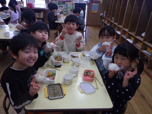 お弁当ごっこの様子