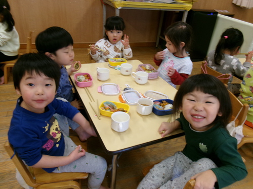 お弁当ごっこの様子