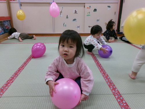 風船で遊んでいる様子 (6)