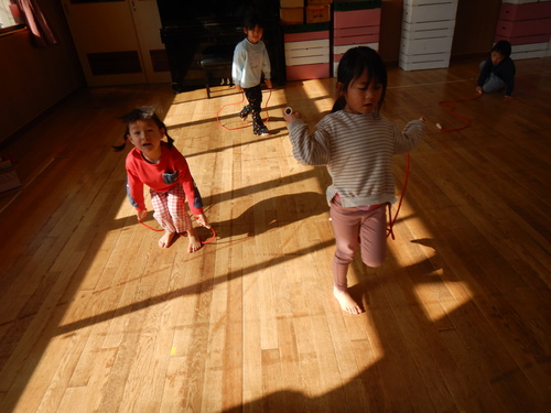 縄跳びをしている様子