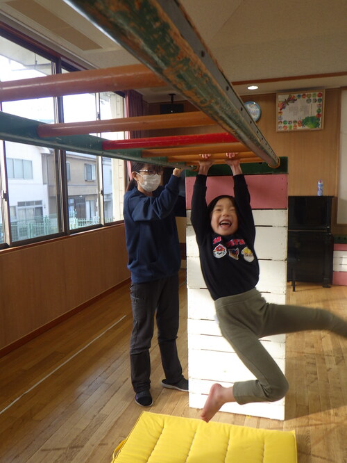 雲梯をする子ども２