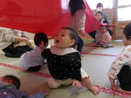 パラウェーブで遊ぶ子ども (2)