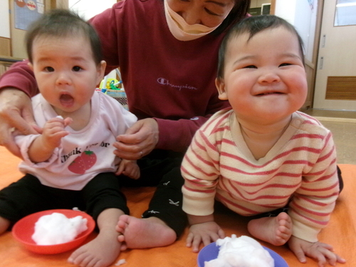 雪を触っている