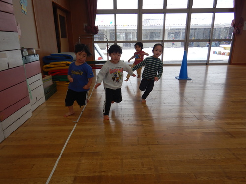 遊戯室で走る子ども (3)