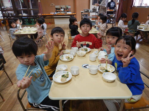 季節のごっつぉを食べる子ども (12)