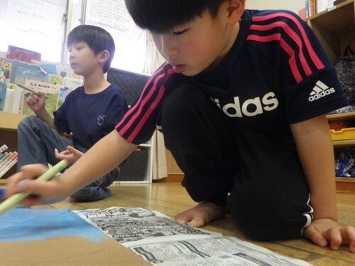 絵の具を塗る子ども３