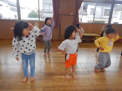 踊りを踊る子ども (3)