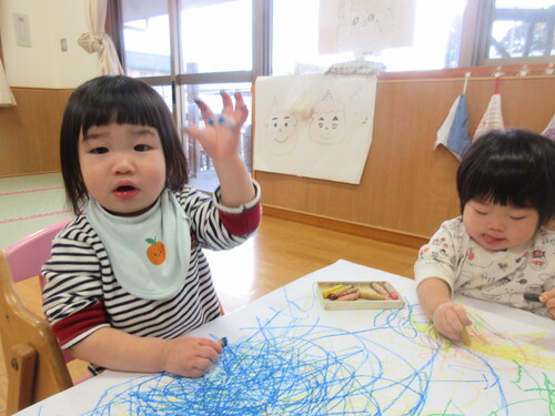 お絵描きしている