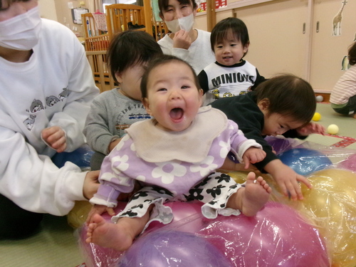風船のマットで遊んでいる様子 (4)