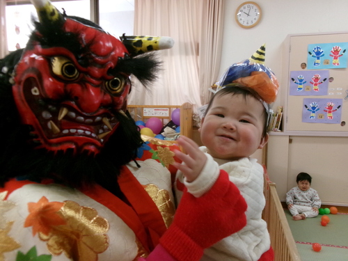 赤鬼に抱っこされている