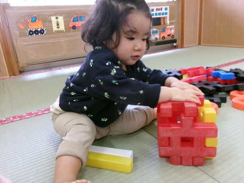 井形ブロックで遊んでいる様子 (2)