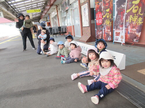 手を振っている