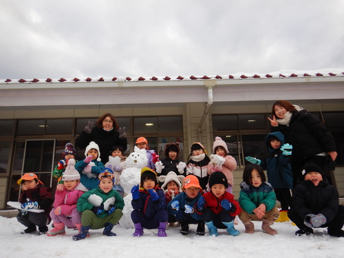 雪遊びをする子ども (1)