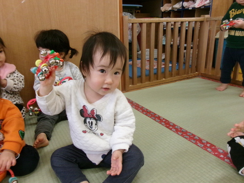 鈴を鳴らしている