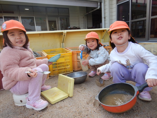 園庭で遊ぶ子ども (3)