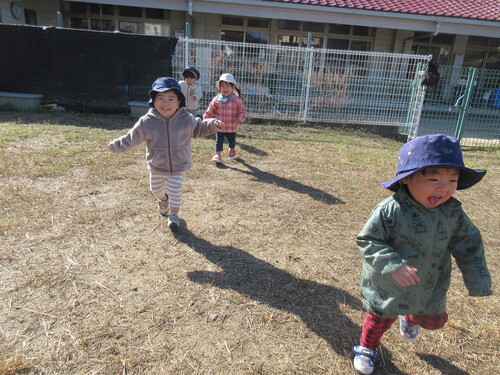 園庭で遊んでいる