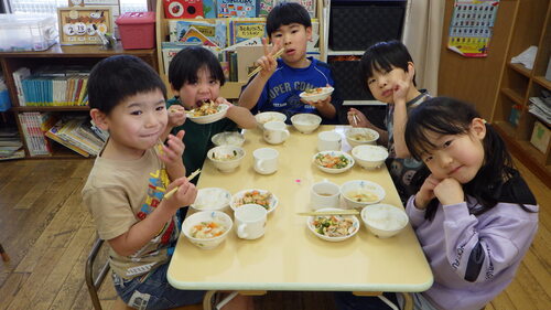 クジ引き給食の様子 (4)