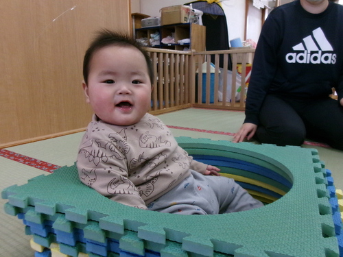 室内で遊ぶ子ども (3)