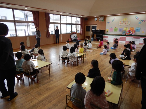 お話を聞いている様子