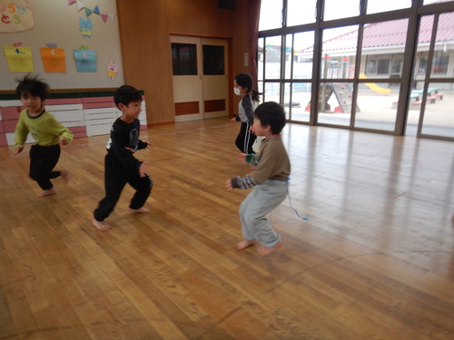 しっぽ取りをする子ども (2)