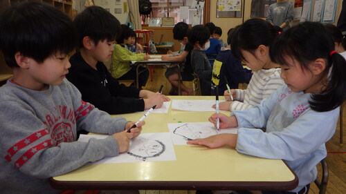 絵を描く子ども２