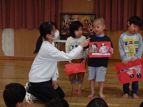 ひな祭り会に参加する子ども (2)