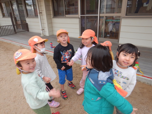 園庭で遊ぶ子ども (4)